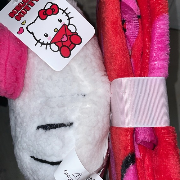 24HR DROP ⬇️ Cozy Hello Kitty Blanket & Pillow Noggin Set